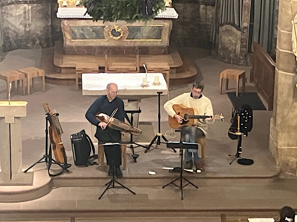 Johannes Mayr und Christoph Pelgen im Altarraum der kath. Kirche Umkirch